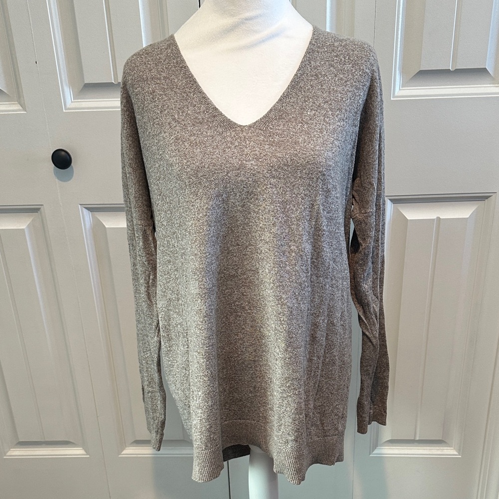 Express Large Tan/Oatmeal Wool Blend V-Neck Knit Long Sleeve Sweater‎